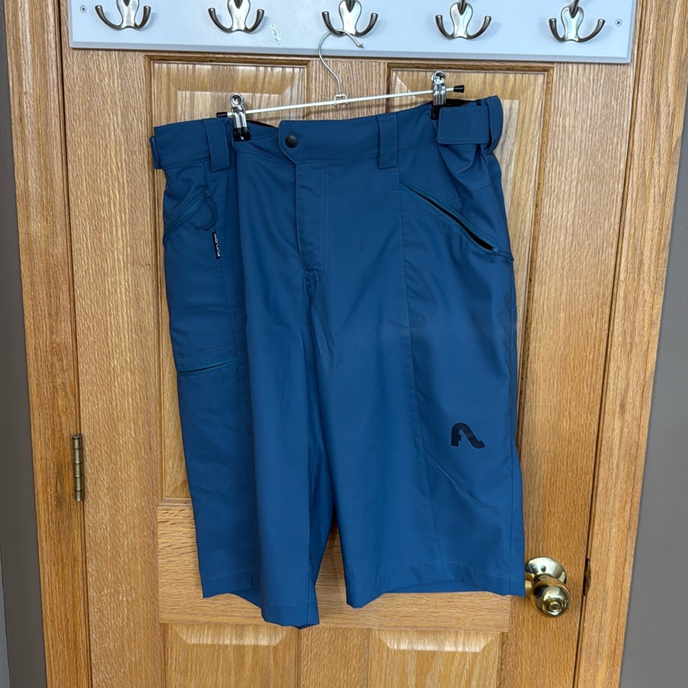 Flylow mountain bike shorts, excellent condition!